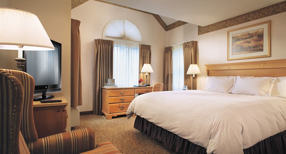 Inn On The Square Фалмът Екстериор снимка