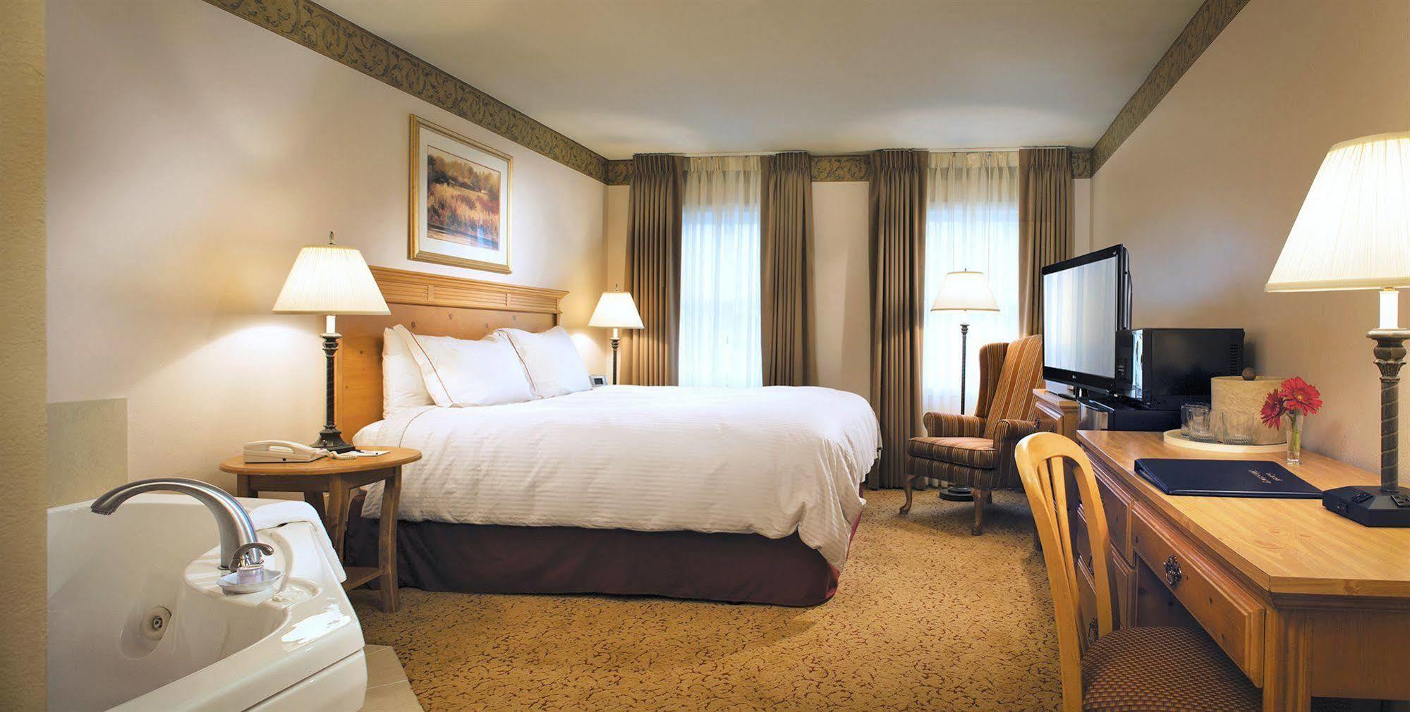 Inn On The Square Фалмът Екстериор снимка